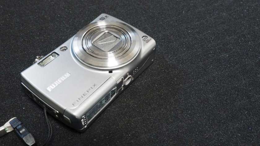 FujiFilm FinePix F100fd の写真。カメラ本体が斜めに映し出されている。全体が満遍なくはっきりと見えている。
