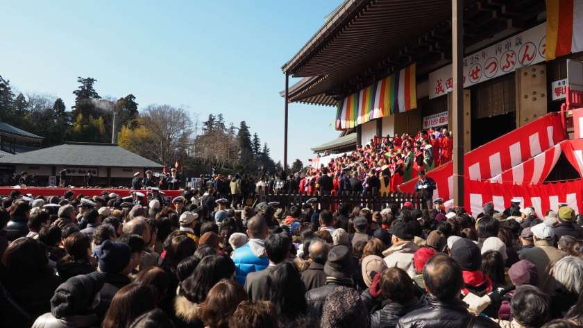 成田山新勝寺の節分の様子。
