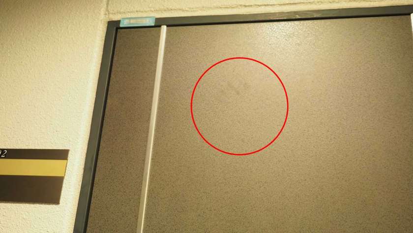 扉の上部、手を伸ばさないと届かないような位置に手形がある。完全に汚れていて時間経過で落ちない。